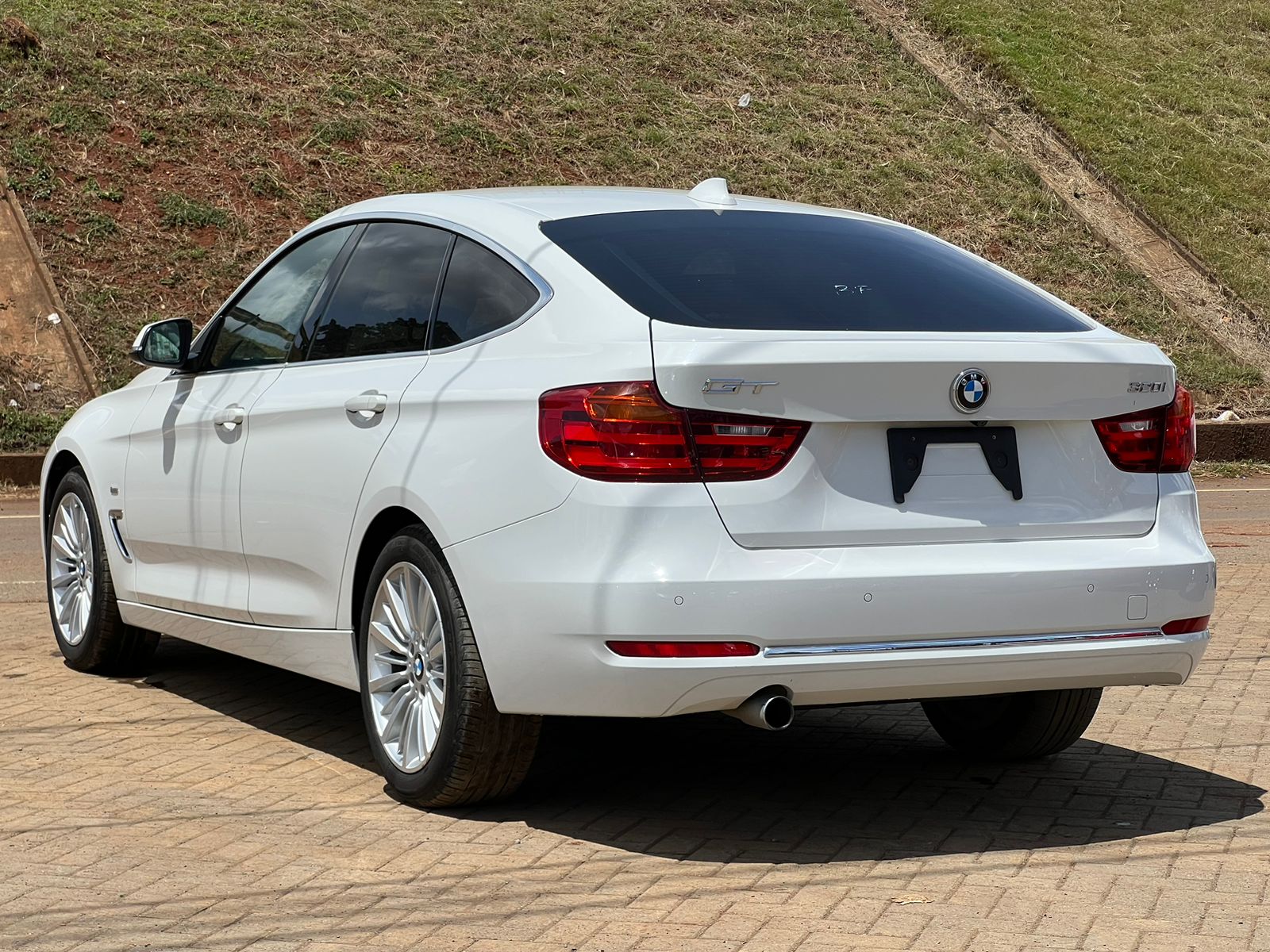 BMW 320i GT original image, kaiandkaro.com