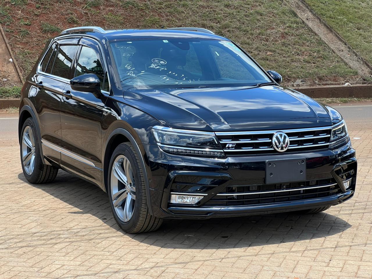 VW Tiguan R-Line 2019 Side View