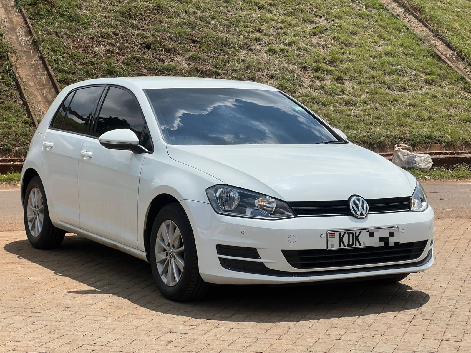 Hi guys i purchased a TomTom Golfer 2 SE watch yesterday and simply can't  get it working the screen only shows this ( As shown is the photo) It  doesn't go past, image size:1600x1200