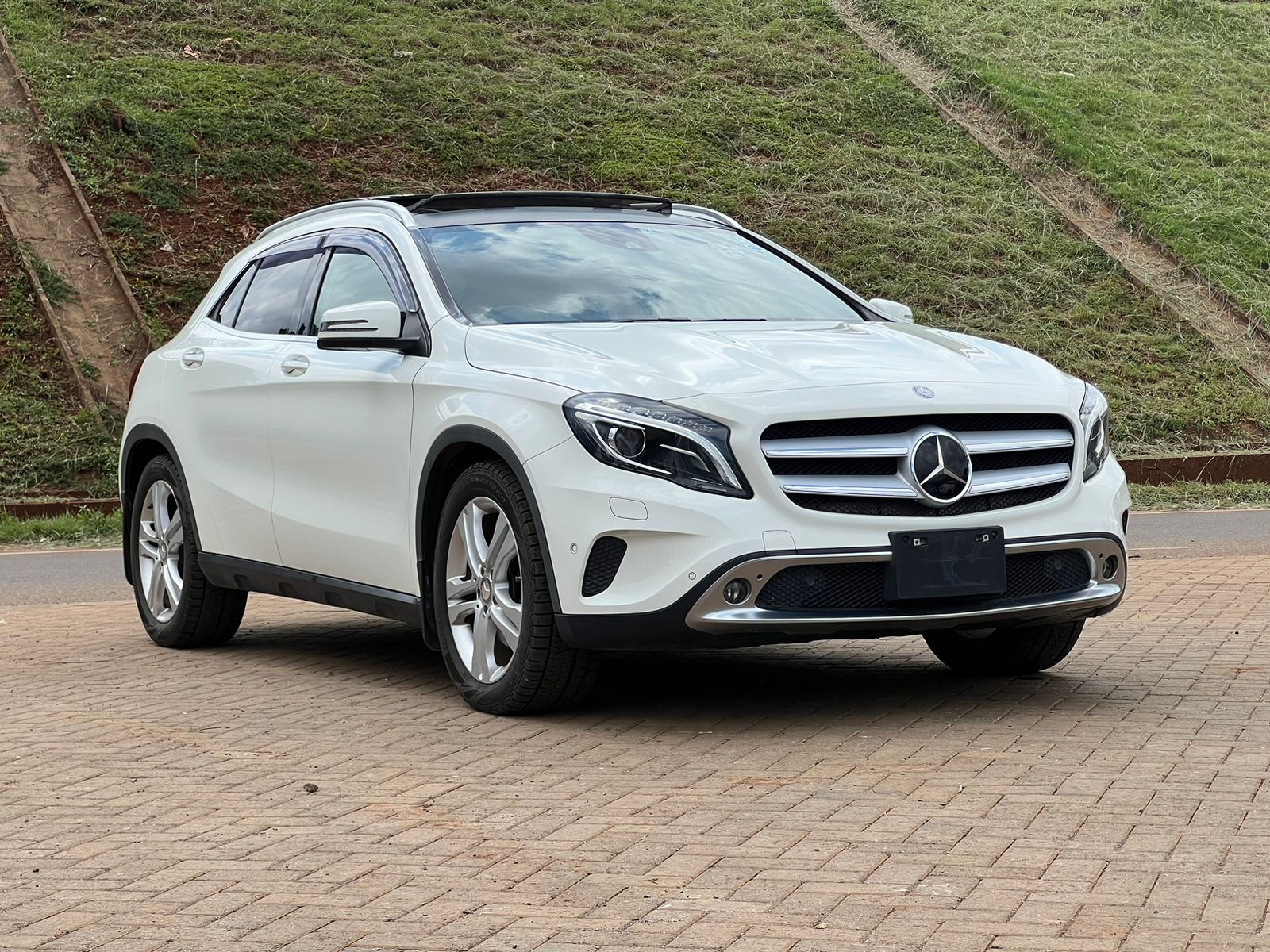 Mercedes Benz GLA 250 4Matic Kai & Karo Khalif Kairo Car